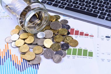 Kavanoz, hisse senedi grafiklerinde iş - iş kavramı dışarı dökülmesini paralar