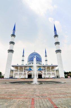 Sultan Salahuddin Abdul Aziz Shah Camii, Sultanahmet Camii olarak da bilinir, Selangor, Malezya devlet camiidir. Shah Alam içinde bulunur ve Malezya'nın en büyük Camisi.