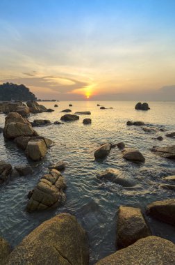 Güzellik yatay, deniz üzerinde yükselen güneş