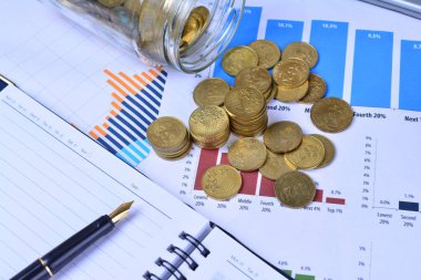 Kavanoz, hisse senedi grafiklerinde iş - iş kavramı dışarı dökülmesini paralar