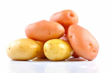 Pembe ve öldürülecek temiz beyaz arka plan üzerinde izole patates