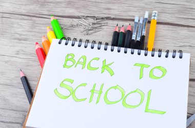 Beyaz arka planda ofis ve öğrenci kıyafetleri fotoğrafı - okula dönüş konsepti