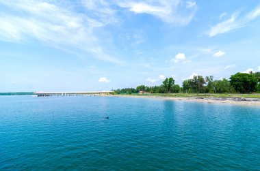 güzel bir plaj iskelesi ile