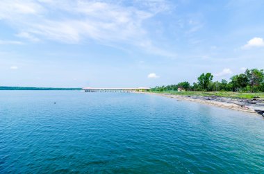 güzel bir plaj iskelesi ile