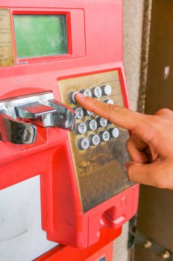 işaret parmağı kırmızı genel telefon düğmesini çevirin