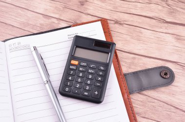 Metin veya ileti, kalem ve ahşap masa hesap makinesi için boş alan ile notepad açıldı