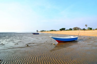 Sabahları sahilde bir balıkçı teknesi