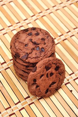 Bambu hasır üzerinde çikolatalı kurabiye