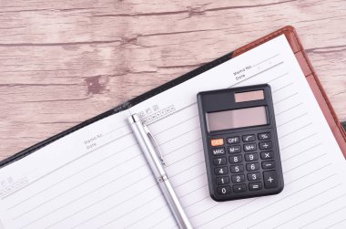 Metin veya ileti, kalem ve ahşap masa hesap makinesi için boş alan ile notepad açıldı