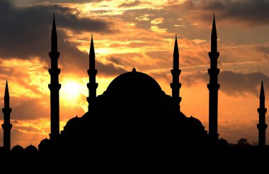 Güneş battığında Camii silüeti