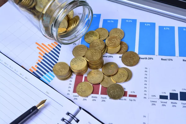 Kavanoz, hisse senedi grafiklerinde iş - iş kavramı dışarı dökülmesini paralar