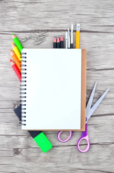 Beyaz arka planda ofis ve öğrenci kıyafetleri fotoğrafı - okula dönüş konsepti