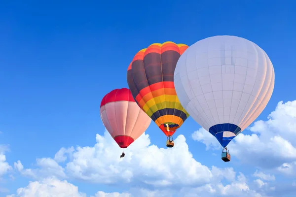 Kolorowe Balony Gorące Powietrze Lotach Nad Niebieski Niebo — Zdjęcie stockowe