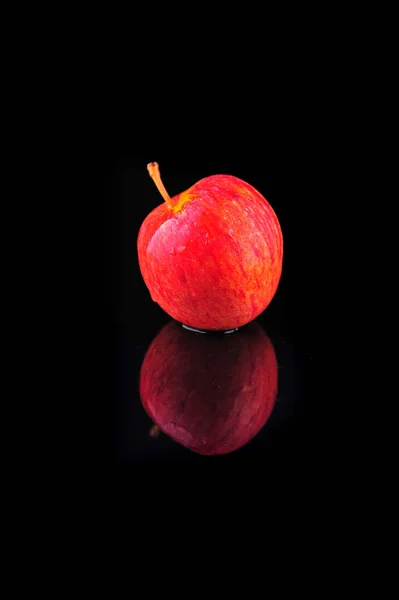 Φρέσκο Κόκκινο Μήλο Σταγονίδια Του Νερού Μαύρο Φόντο — Φωτογραφία Αρχείου