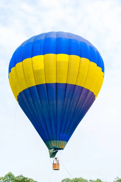 Bunte Heißluftballons Flug Über Blauen Himmel — Stockfoto