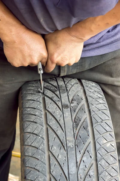 Picture Shows Hand Mechanics Repairing Leaky Tire Sealing Tires — Stock Photo, Image