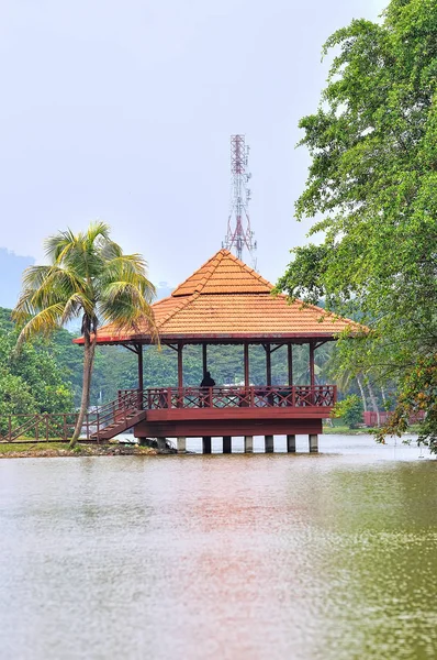 Göl kıyısında ahşap bir çardak.