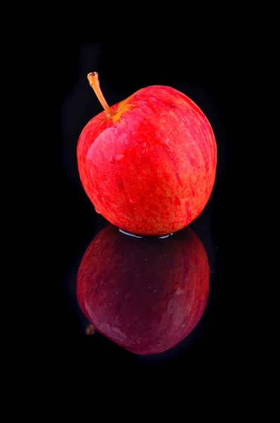 Frischer Roter Apfel Mit Wassertropfen Vor Schwarzem Hintergrund — Stockfoto