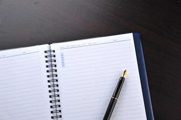Σημειωματάριο Στυλό Κρήνη Στο Ξύλινο Τραπέζι — Φωτογραφία Αρχείου