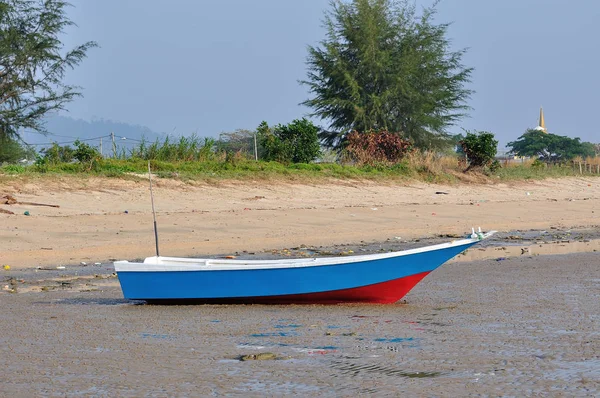Рыбацкая Лодка Пляже Утром — стоковое фото