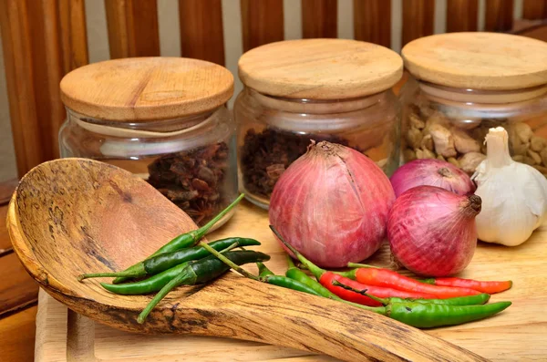 Pişirme malzemeleri. Baharat ve otlar ile soğan ve sarımsak ahşap tahta üzerinde