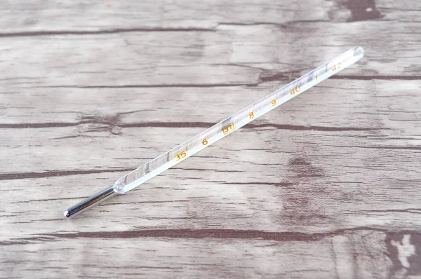 eski püskü kurulların masada tıbbi termometre