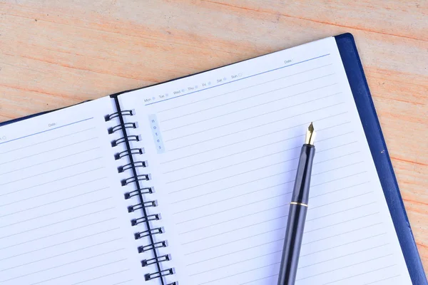 Cuaderno Con Pluma Mesa — Foto de Stock