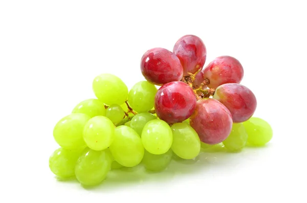 Een Tros Druiven Van Het Rode Groene Geïsoleerd Witte Achtergrond — Stockfoto