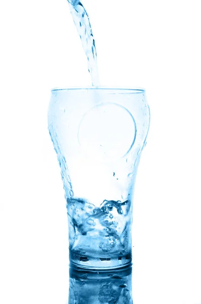 Eiswürfel Glas Mit Spritzwasser Auf Reflexionsfläche — Stockfoto