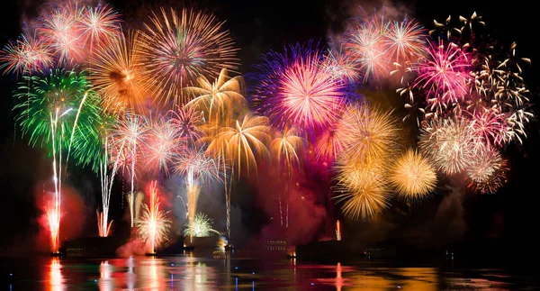 Fuegos Artificiales Coloridos Los Fuegos Artificiales Son Una Clase Dispositivos —  Fotos de Stock