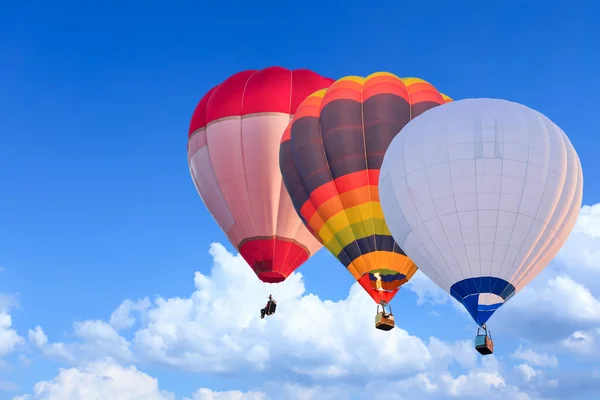 Színes Hőlégballon Repülés Alatt Kék — Stock Fotó