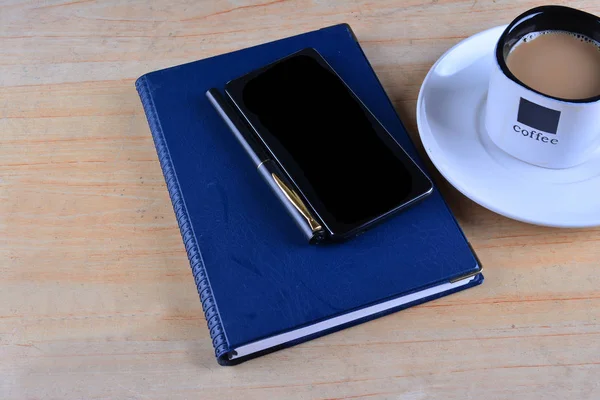 Blank Anteckningsbok Reservoarpenna Smartphone Och Kopp Kaffe Ett Skrivbord — Stockfoto