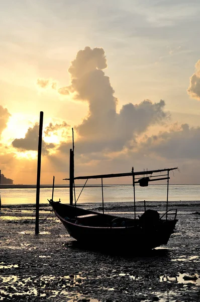 ビーチで釣り船と太陽の立ち上がり — ストック写真