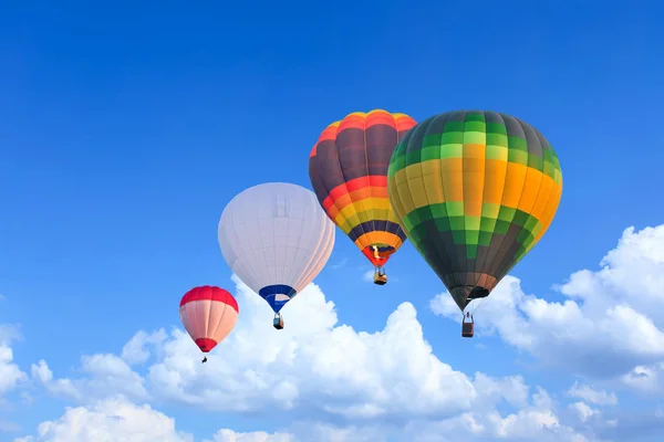 Красочные Воздушные Шары Полете Над Голубым Небом — стоковое фото