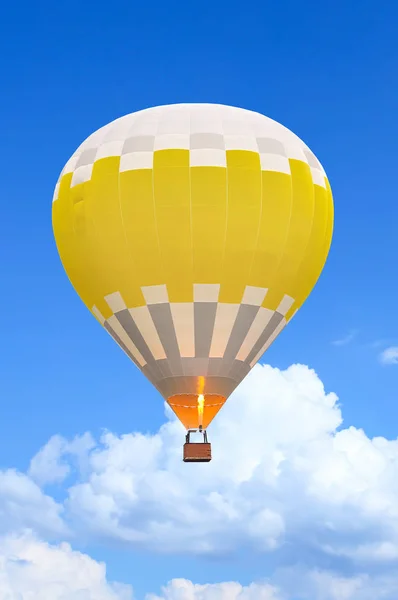 Mavi Gökyüzü Üzerinde Uçuşta Renkli Sıcak Hava Balonu Yumuşak Odak — Stok fotoğraf