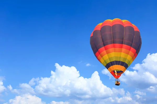 青い空を飛行中のカラフルな熱気球 — ストック写真