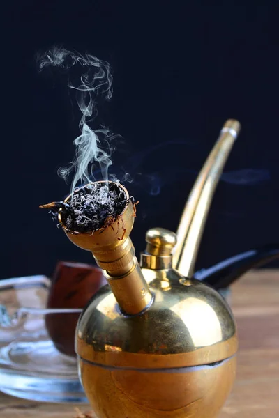 Nargile Bakırımsı Sigara Filtresi Tahta Masalarda Tütün Boru Ile — Stok fotoğraf