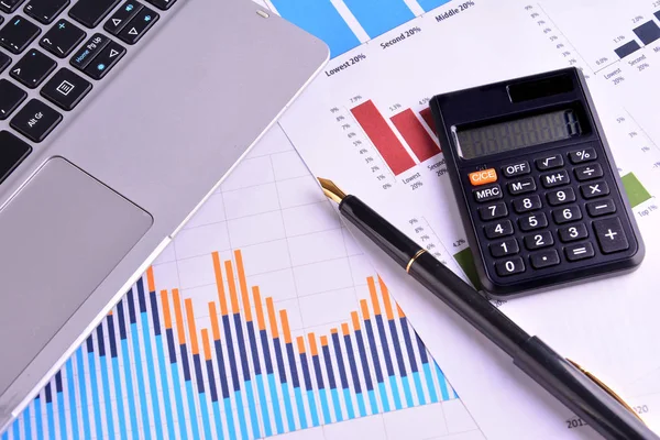 Grafikler, tablolar, iş masası. İş adamlarının işyeri.