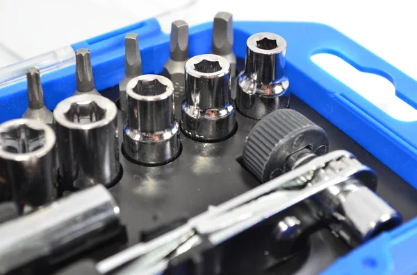 Beyaz arka plan üzerinde mekanik araçlar ayarlamak tornavida