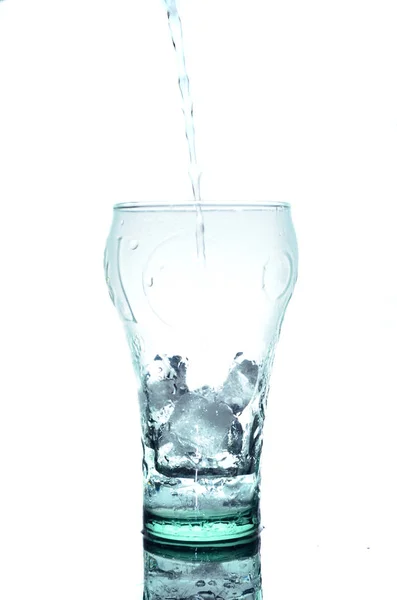 Eiswürfel Glas Mit Spritzwasser Auf Reflexionsfläche — Stockfoto