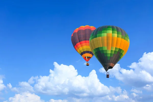 Färgglada Luftballonger Flygning Över Blå Himmel — Stockfoto