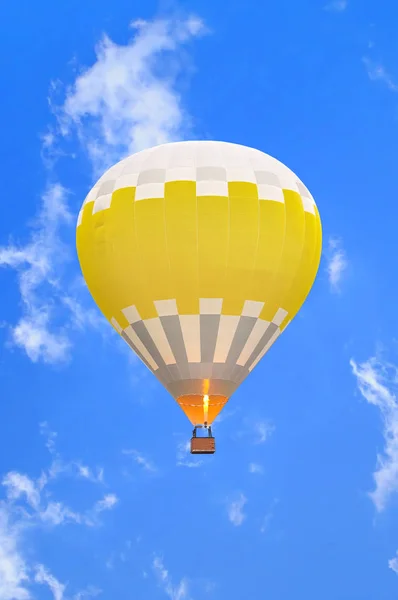 하늘에 비행에 화려한 뜨거운 소프트 포커스 — 스톡 사진