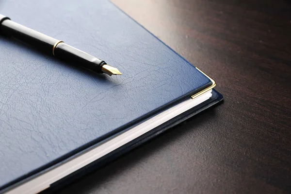 Caderno Com Caneta Tinteiro Mesa Madeira — Fotografia de Stock