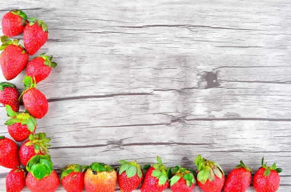 ahşap arka plan üzerinde çilek