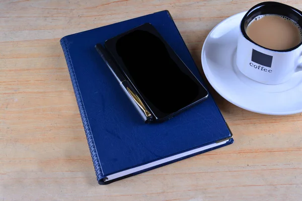 Blank Anteckningsbok Reservoarpenna Smartphone Och Kopp Kaffe Ett Skrivbord — Stockfoto