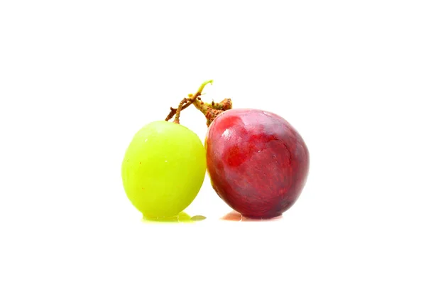Rijp Rood Groen Druiven Geïsoleerd Witte Achtergrond — Stockfoto