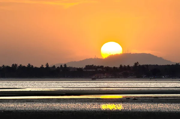 Atardecer Dorado Con Mitad Del Sol Detrás Colina — Foto de Stock