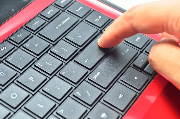 Dedo Pulsando Botón Del Teclado — Foto de Stock