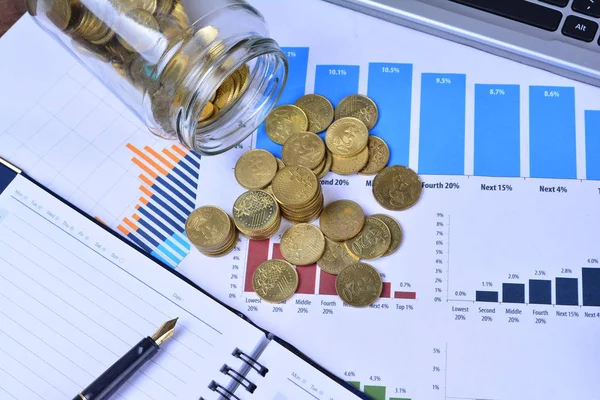 Kavanoz, hisse senedi grafiklerinde iş - iş kavramı dışarı dökülmesini paralar