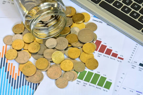 Grafikler, çizelgeler, defter, kalem ve paralar. İş kavramı